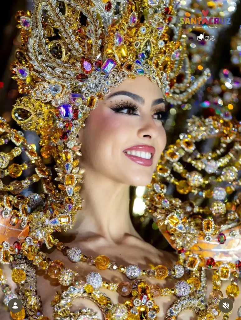 Primer plano de la Reina del Carnaval destacando su estética dental y su corona dorada.