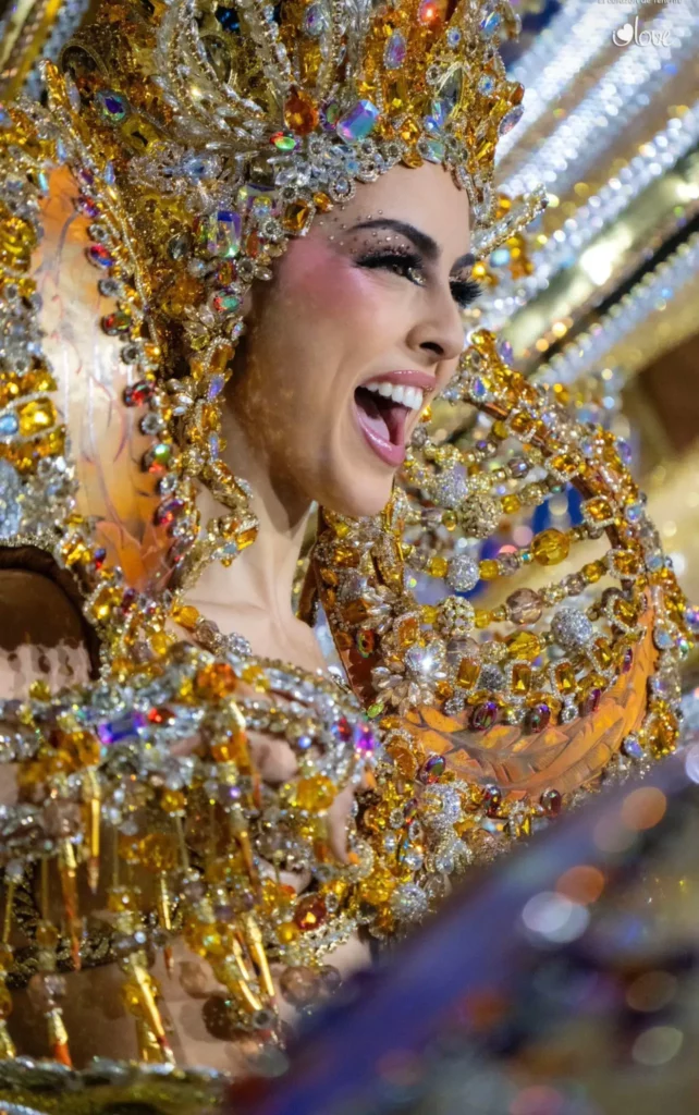 Perfil de la Reina del Carnaval de Tenerife sonriendo con su diseño de Alexis Santana.