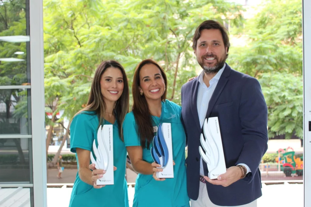 Entrega de galardón por trayectoria en ortodoncia invisible en Tenerife