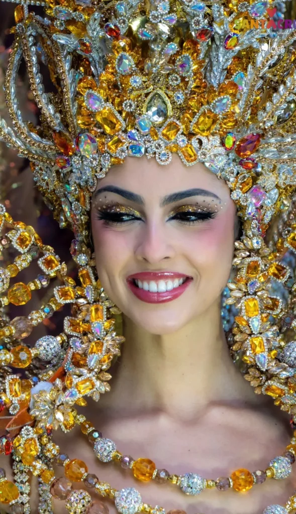 Carla Castro sonriendo durante la gala del Carnaval de Santa Cruz de Tenerife.