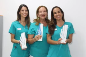 Doctoras de Odontomet Villena posando con el premio a la excelencia en ortodoncia invisible
