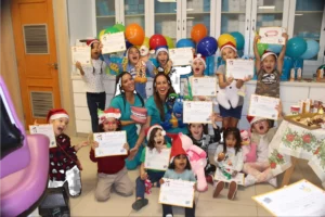 Niños aprendiendo técnicas de cepillado en el taller de la clínica