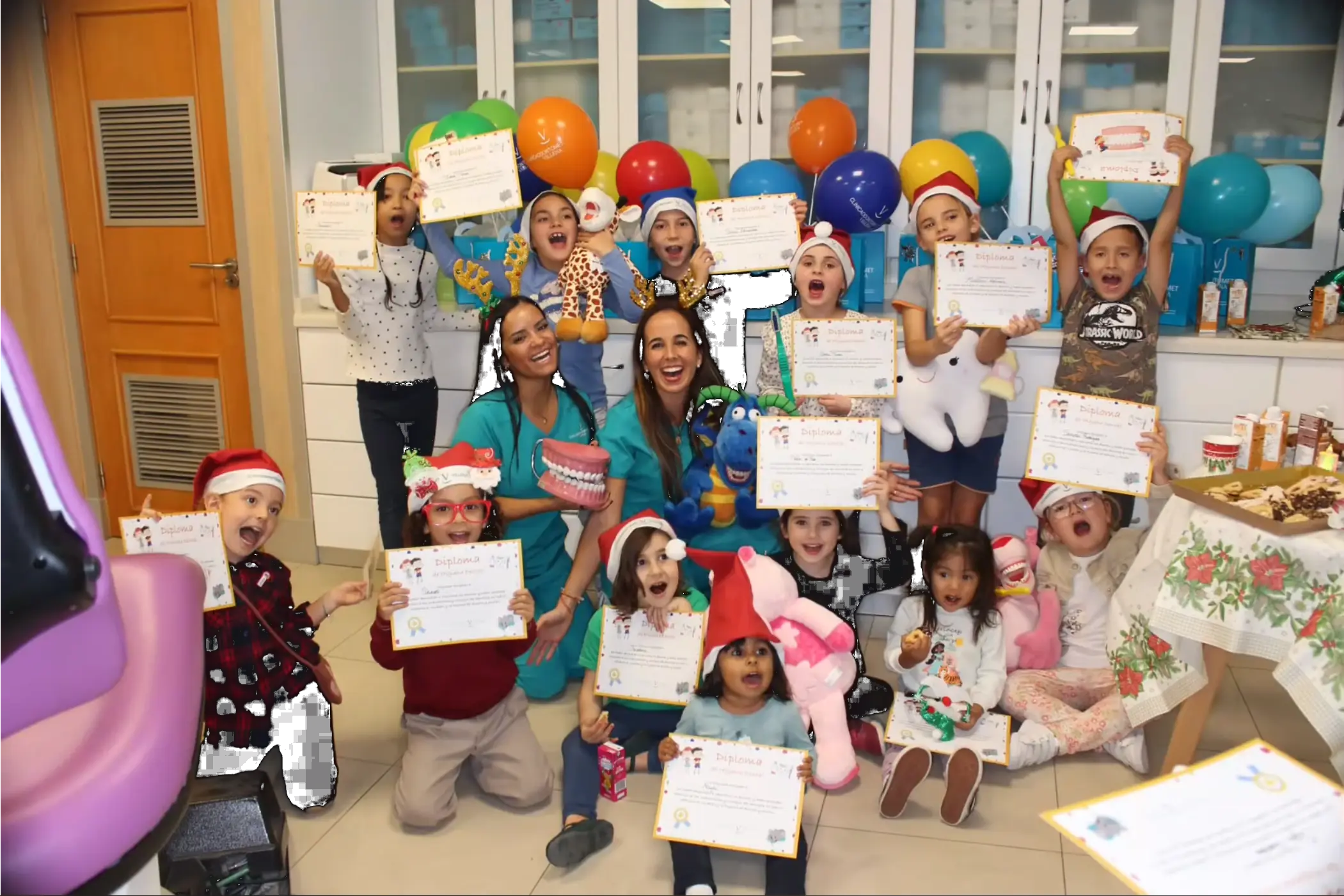 Niños aprendiendo técnicas de cepillado en el taller de la clínica