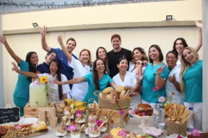 El equipo de Clínica Odontomet Villena celebrando la visita del actor William Levy con un desayuno saludable.