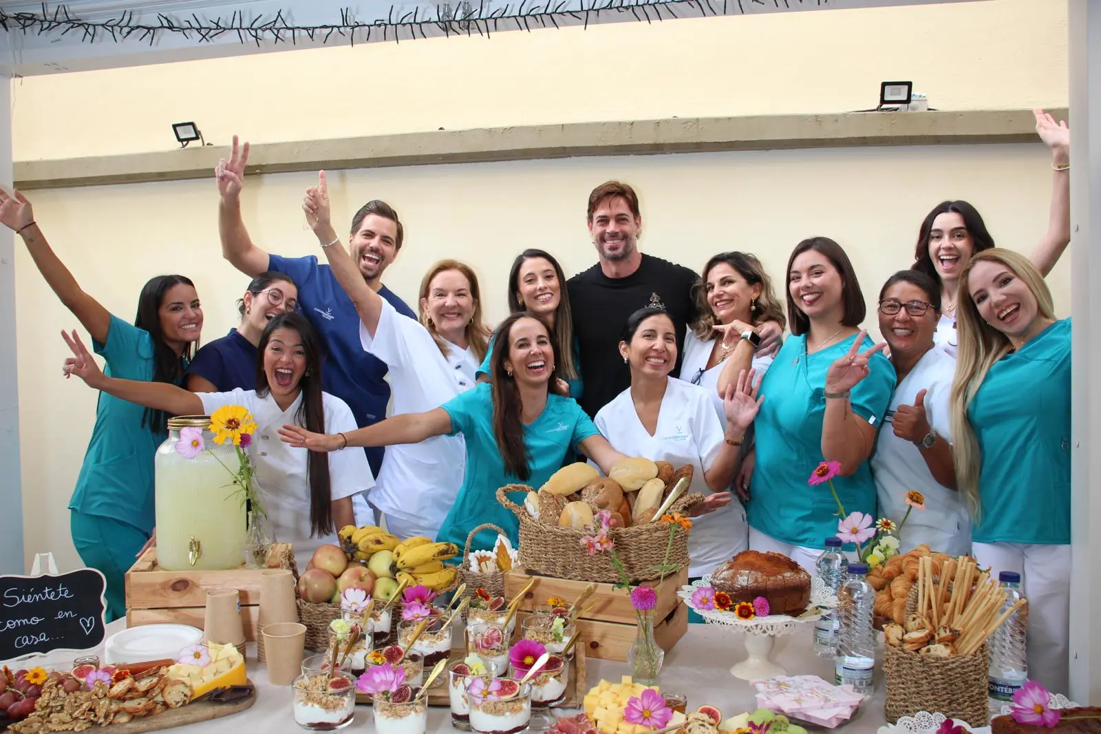 El equipo de Clínica Odontomet Villena celebrando la visita del actor William Levy con un desayuno saludable.