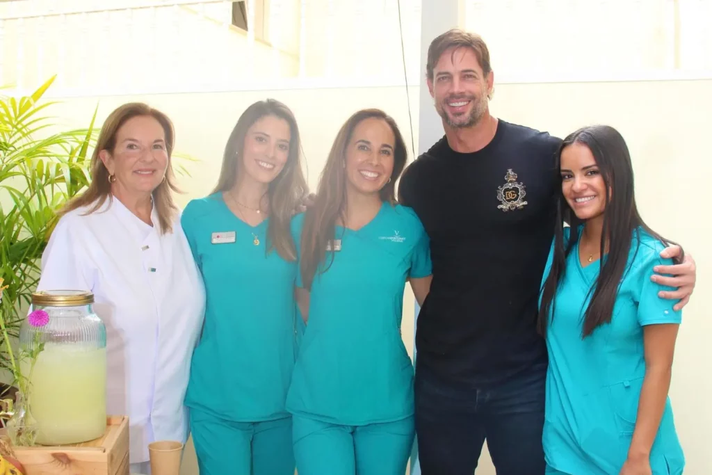 William Levy con las especialistas de Odontomet Villena en las instalaciones de la clínica en Tenerife.